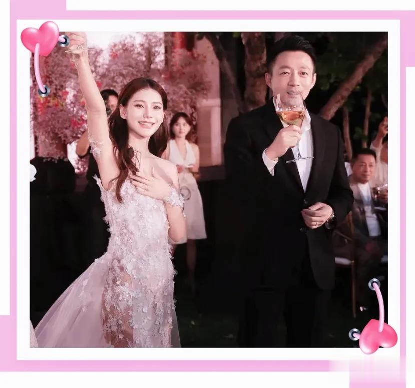 马筱梅三里屯喝咖啡被偶遇，怀孕七八个月，皮肤白皙，少女感十足