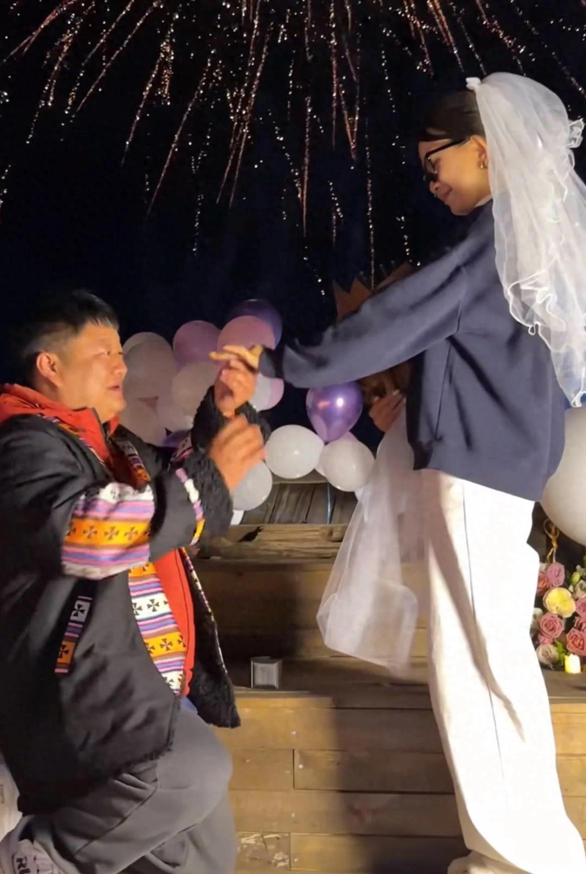 恭喜！网红石榴哥官宣恋情，浪漫求婚女徒弟小桃子，女方激动落泪