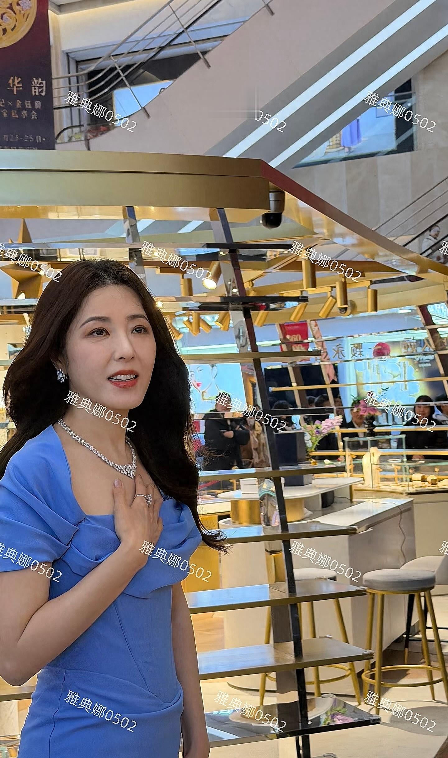 晋城见到曾黎,她不上镜本人又高又美又有气质,不愧是中戏校花!