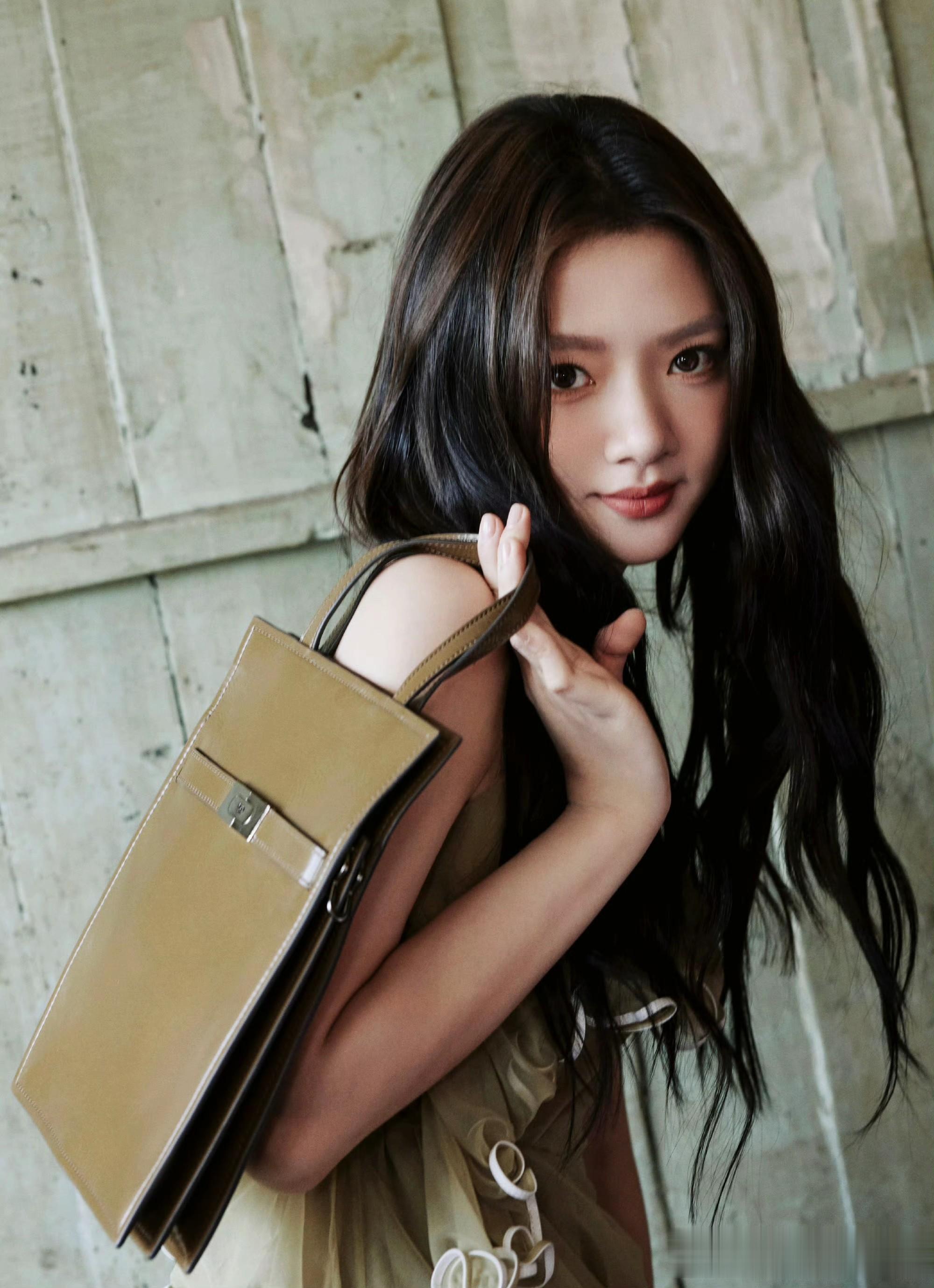 任敏身着抹茶绿波浪裙，演绎复古与时尚交融的文艺氛围感