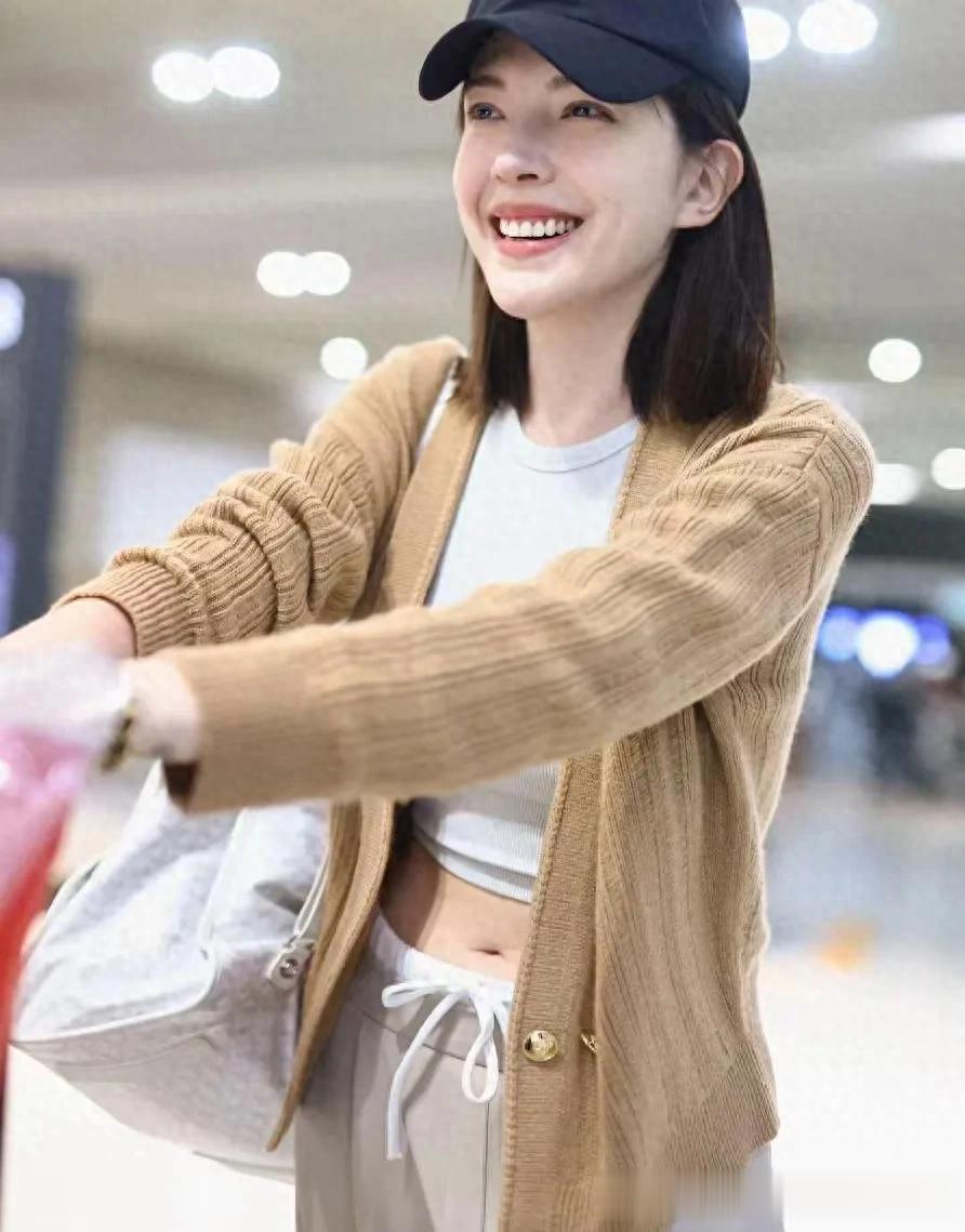 许玮甯生娃后状态大回春！驼色开衫+白T+阔腿裤，时髦洋气又减龄