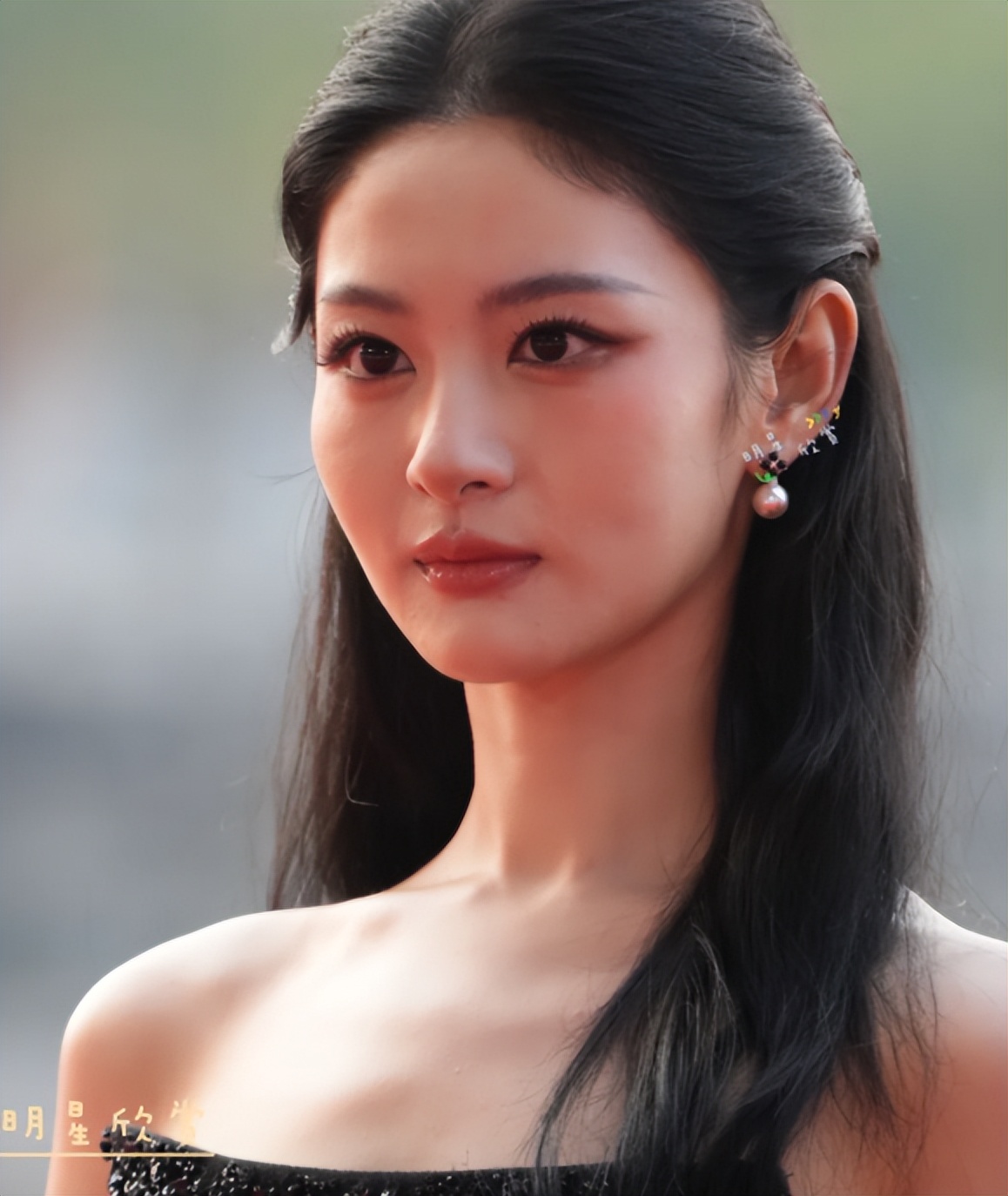 这一天，短剧女神秒内娱女明星，我终于明白，什么叫“性感尤物”