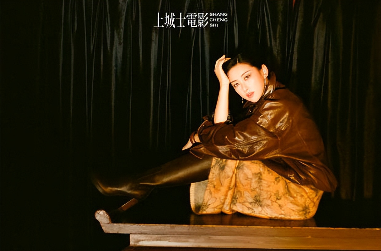 朱珠身穿旗袍大气优雅 白开水妆容清纯灵动