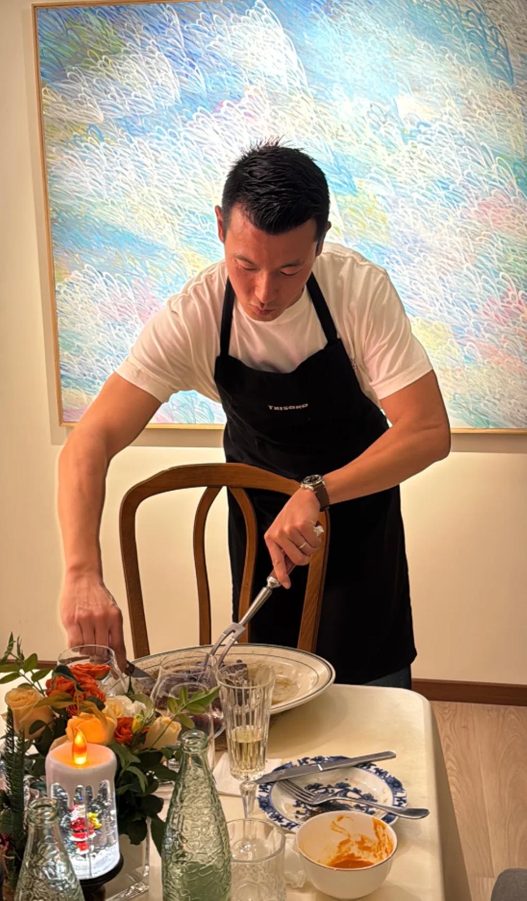 恭喜朱珠搬离老破小!和老公在豪宅做牛排请客,家里穿短袖超暖和