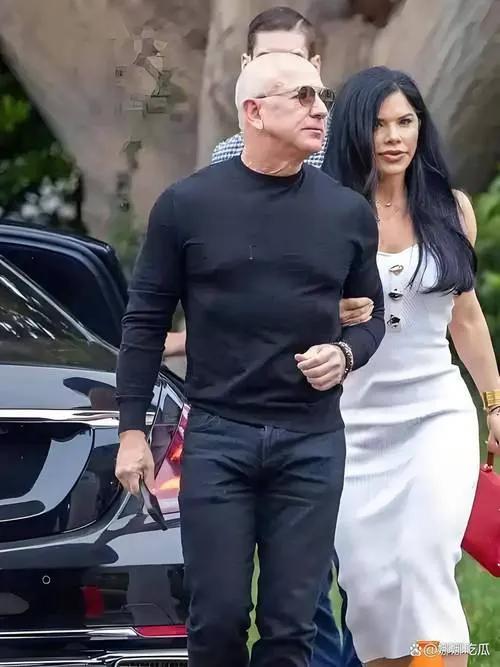 贝佐斯为桑切斯庆生！前首富断崖式衰老像圣诞老人，俩人都很招摇