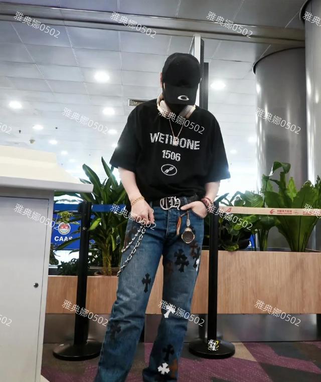 难怪黄晓明会被质疑身高,机场遇到他本人确实不高身材比例也不行