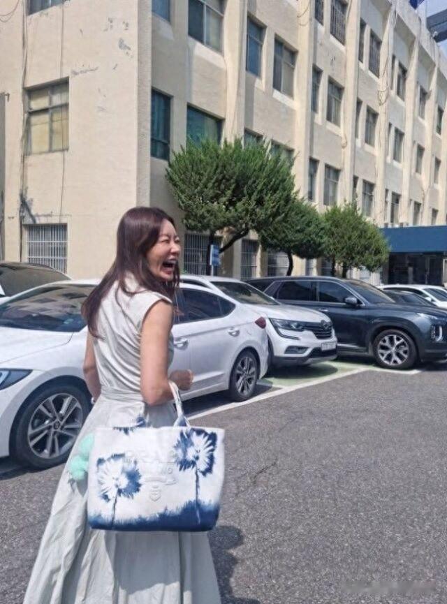 韩国女星进警署,称被人教训