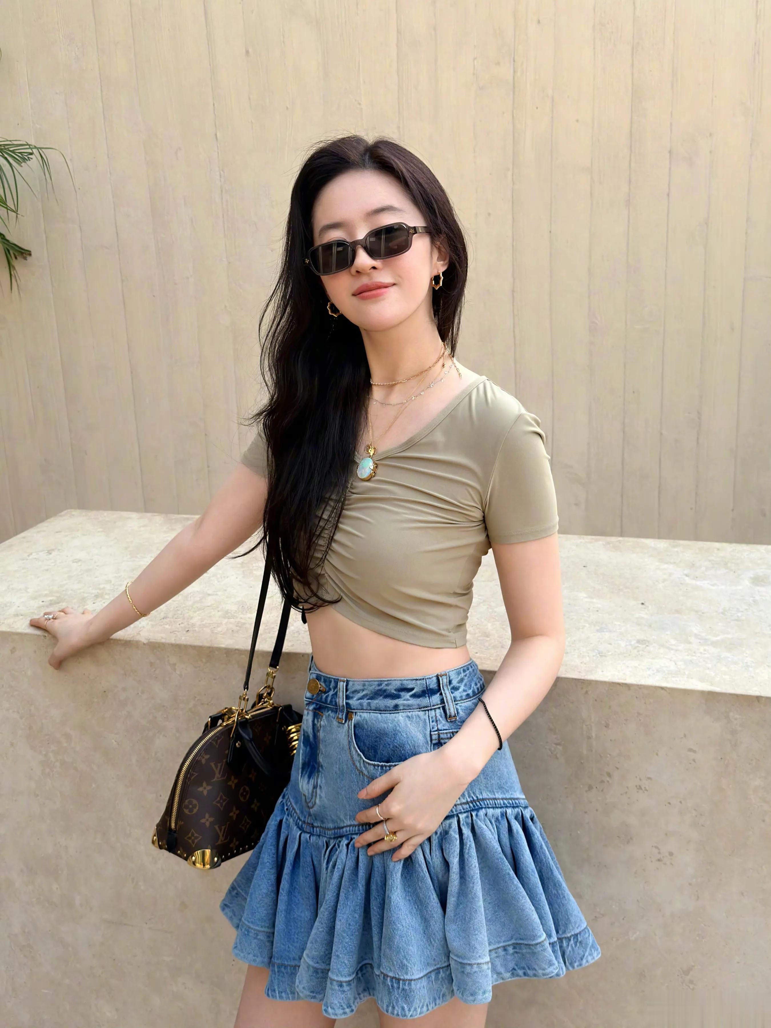 刘亦菲:随便一张日常照都能拍出大片的感觉。