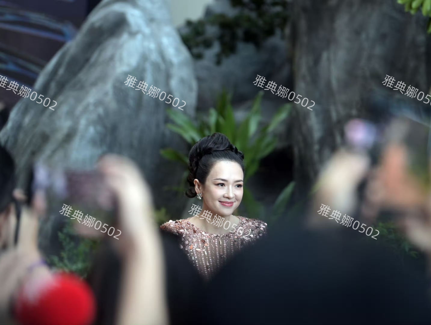 章子怡现身阿凡达首映礼虽然发型一言难尽，但她的脸还是撑住了!