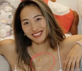 郑钦文回家和父母过圣诞,戴的周大福饰品抢镜,奥运冠军也爱黄金