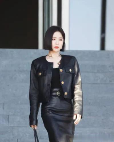 46岁秦岚新剪了波波头气质大变！穿黑色短皮衣+皮裙，时髦又高级