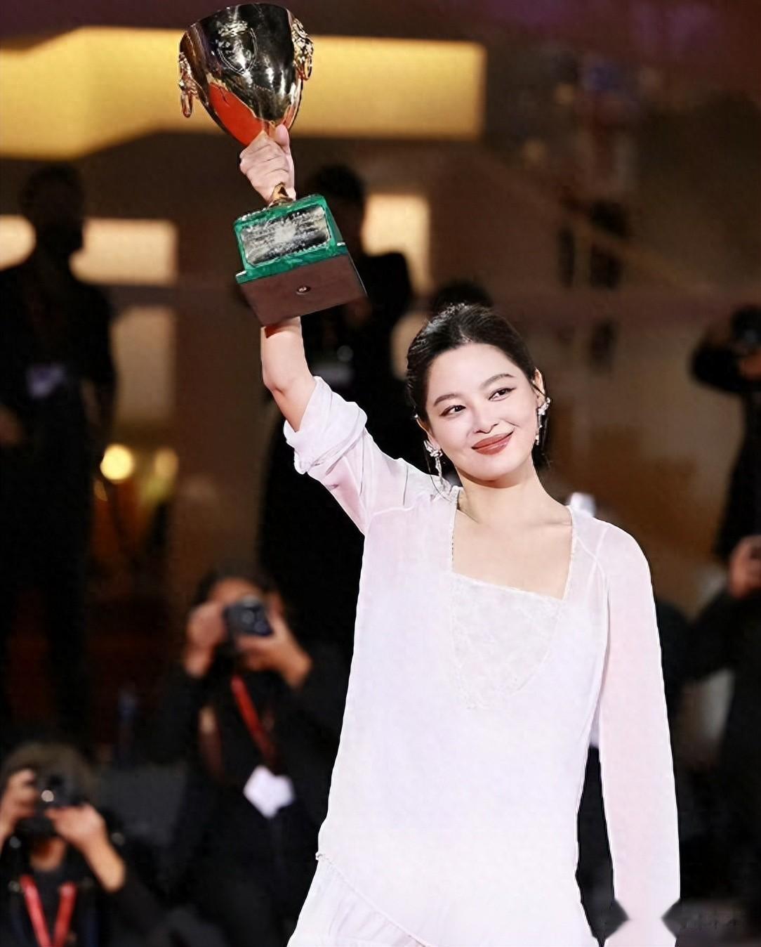 曝辛芷蕾翟天临分手原因,男方无缝衔接新欢,辛芷蕾情伤后冲事业