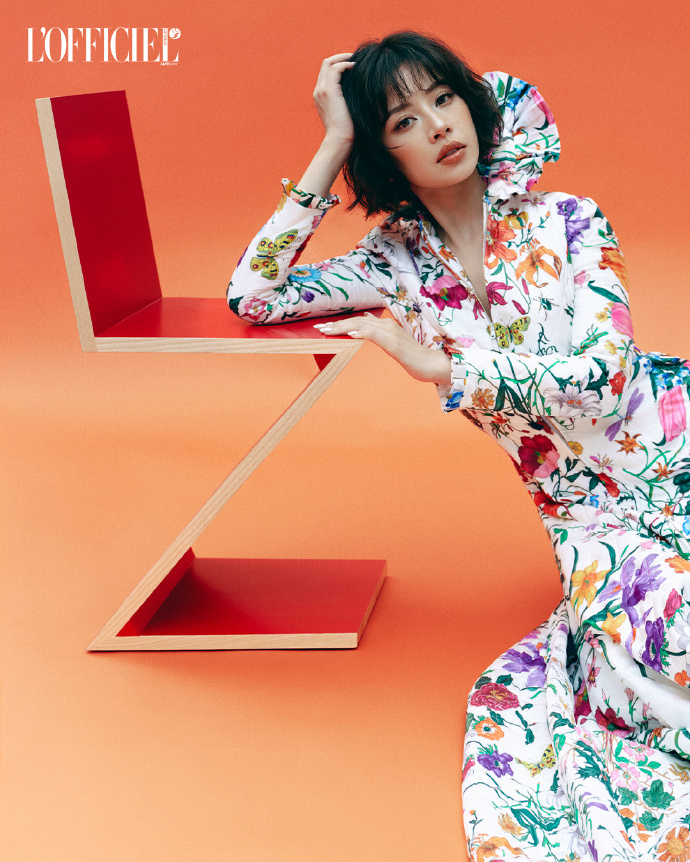 歌手芝芙封面写真,脚踩高跟,真是百变女王