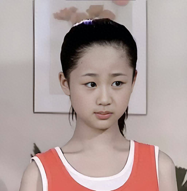 杨紫又翻车了，私下路透照片脸部僵硬垮脸老态，网友直呼撞脸蔡明