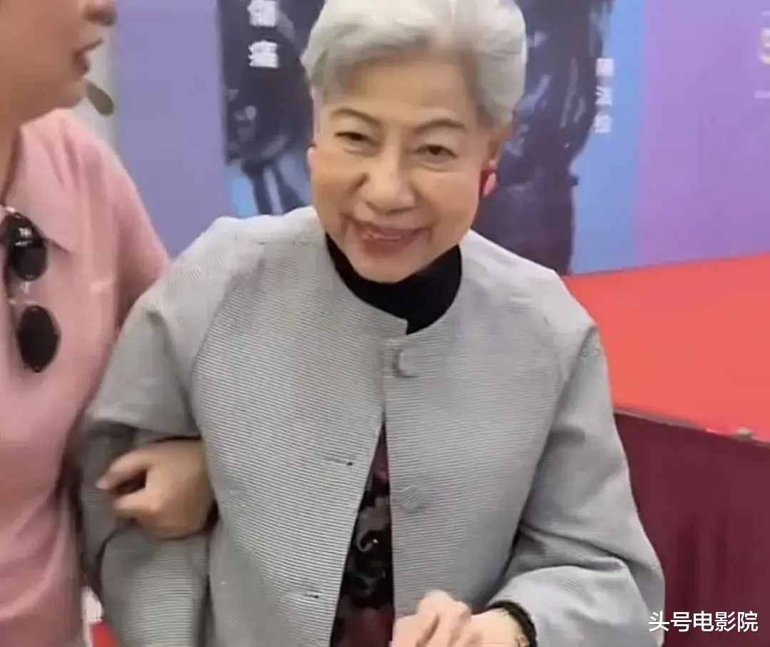 90岁香港女星,站着唱国歌!未婚无儿女,一个人去医院签遗体捐赠