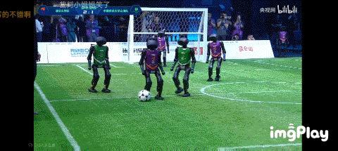 說倒就倒，假摔一流，首屆機器人足球賽歡樂多：有何意義？