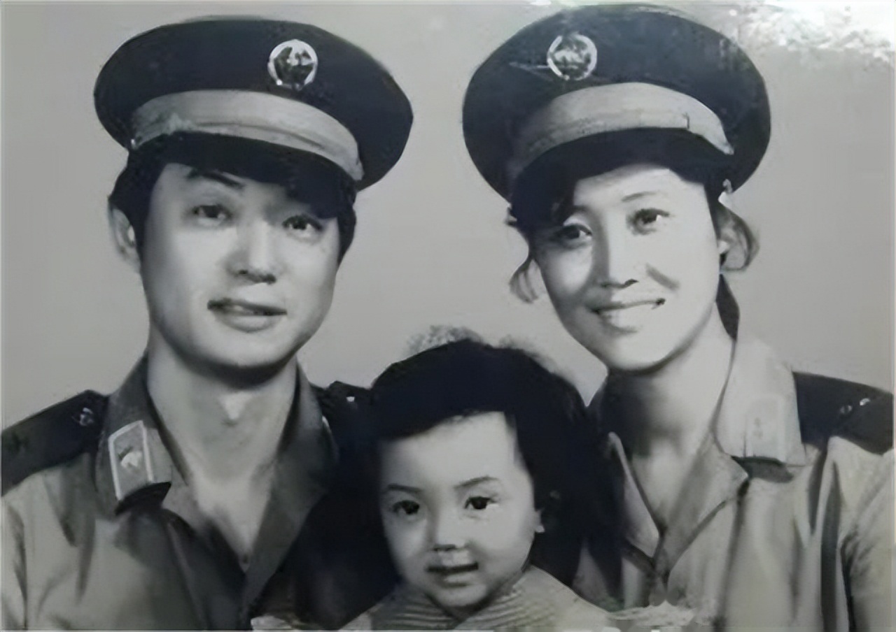 70岁王丽云医院到就诊!裹大衣戴口罩神情不悦,未见女儿车晓身影