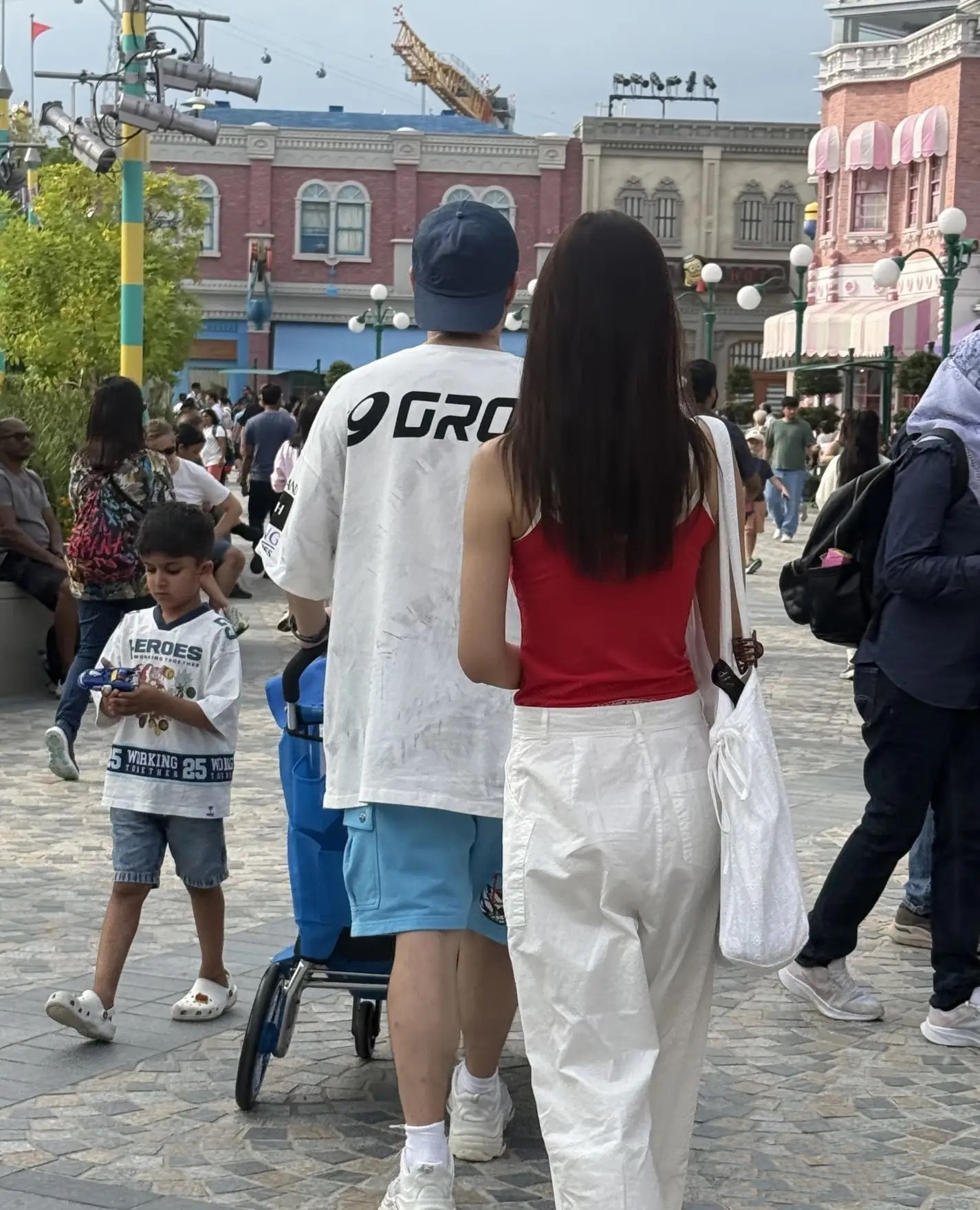 陈赫一家新加坡度假,穿厚底鞋才与老婆同高,身材发福得有160斤