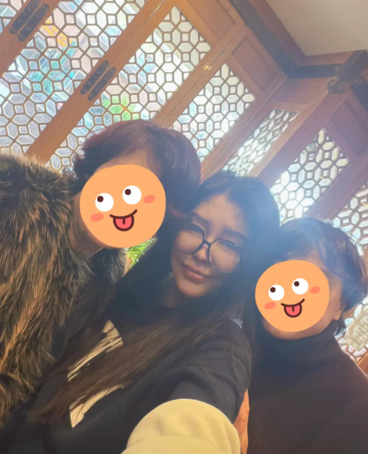 王祖贤最新正脸照曝光,戴眼镜医美痕迹明显,但依然漂亮状态很好