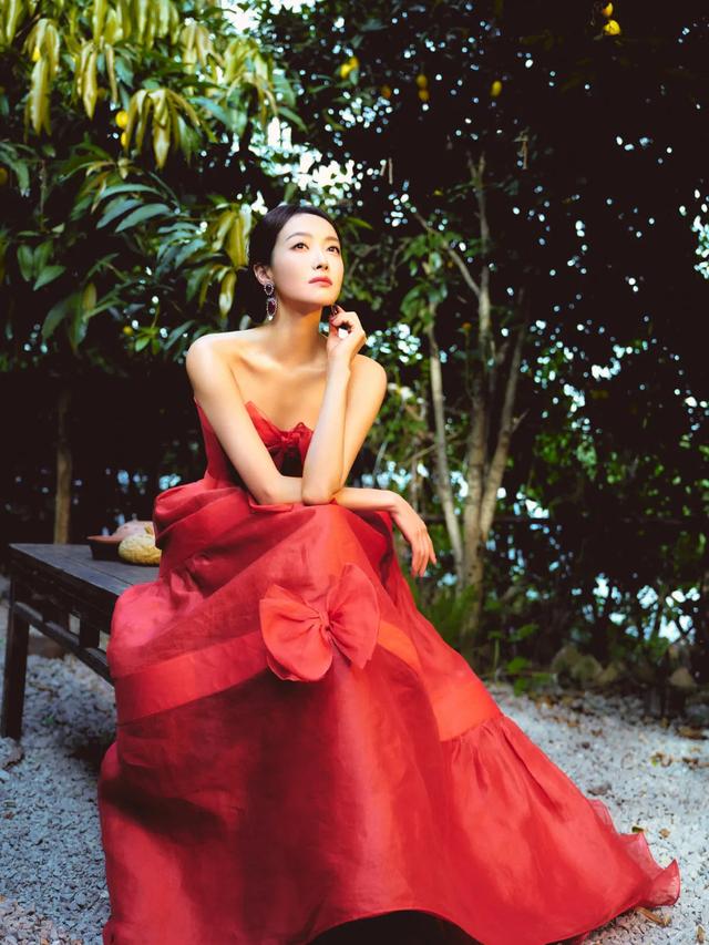 宋茜迷人红裙写真