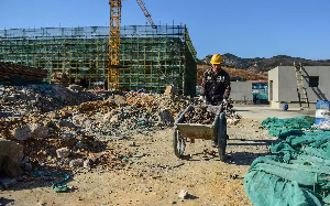 小伙被退婚后获八千万拆迁款，媒人得知后踏破门槛，小伙：我好吃懒做不配有老婆