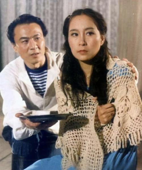 孩子父亲真相大白一月后，奚美娟低调露面，手足无措，落寞呆坐