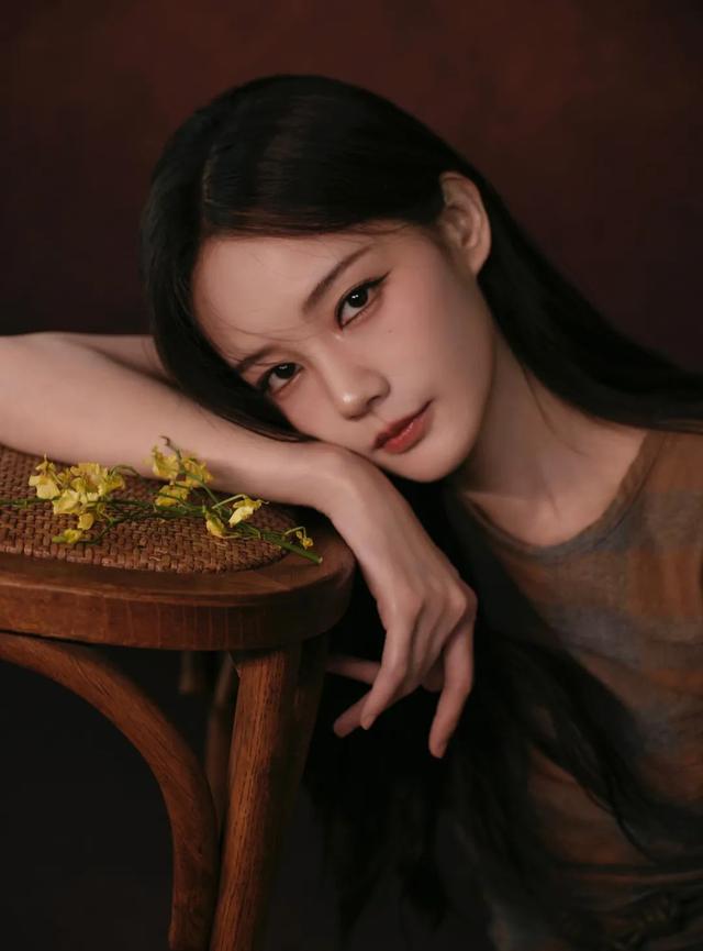 李一桐轻盈自由，演绎都市摩登。