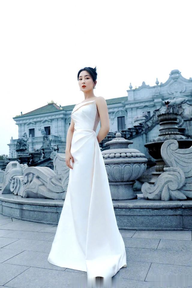 马苏白色抹胸裙写真 ?