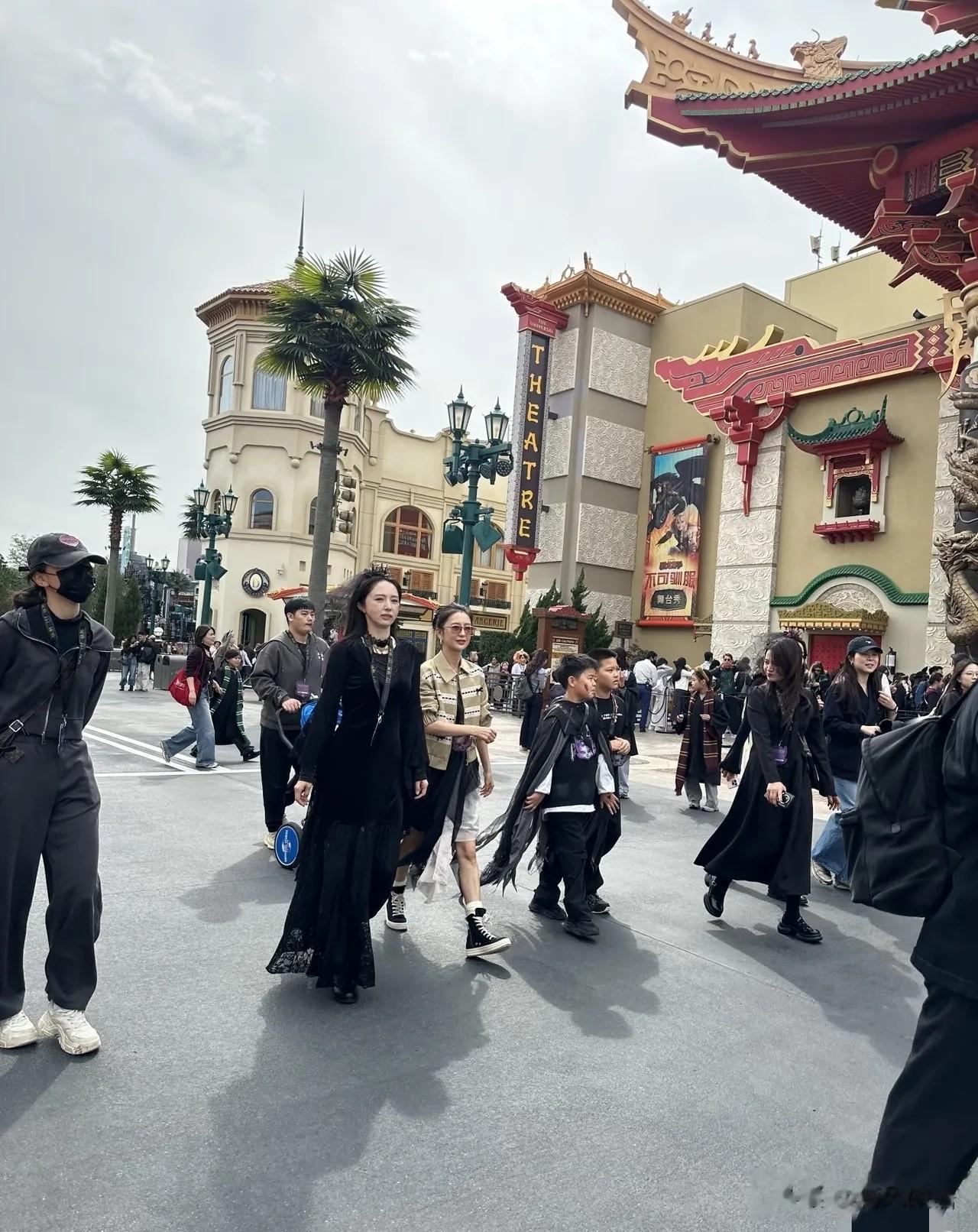 中秋最强遛娃天团，董璇佟丽娅带青梅竹马逛环球，小恶魔造型萌翻