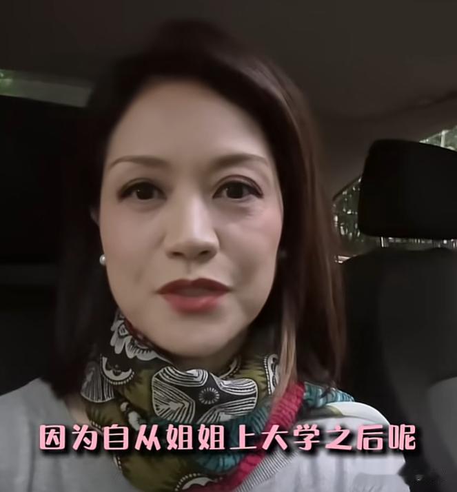 她是上海知名主持，选美冠军出身，52岁风韵犹存，俩女儿让她骄傲