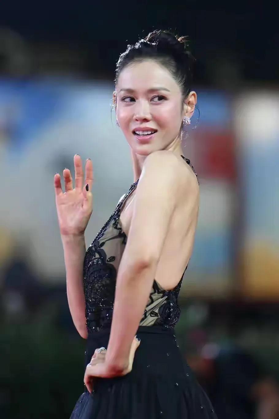 孙艺珍在威尼斯吃冰淇淋，她换上薰衣草色裙子很温柔，她越素越美