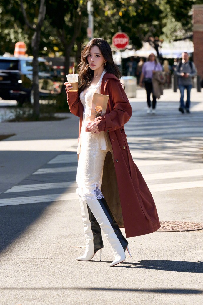 杨幂首度亮相维密大秀：黑色镂空礼服与白色羽翼引发全网热议！