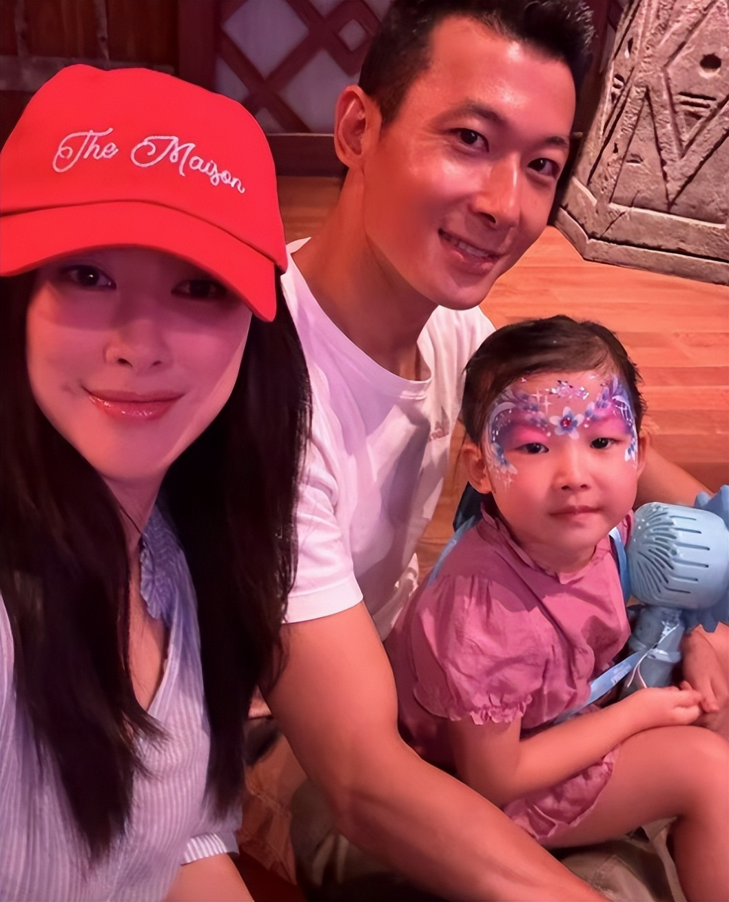 朱珠带女儿迪士尼庆生,4岁珠宝过足公主瘾,暴风抽高好漂亮