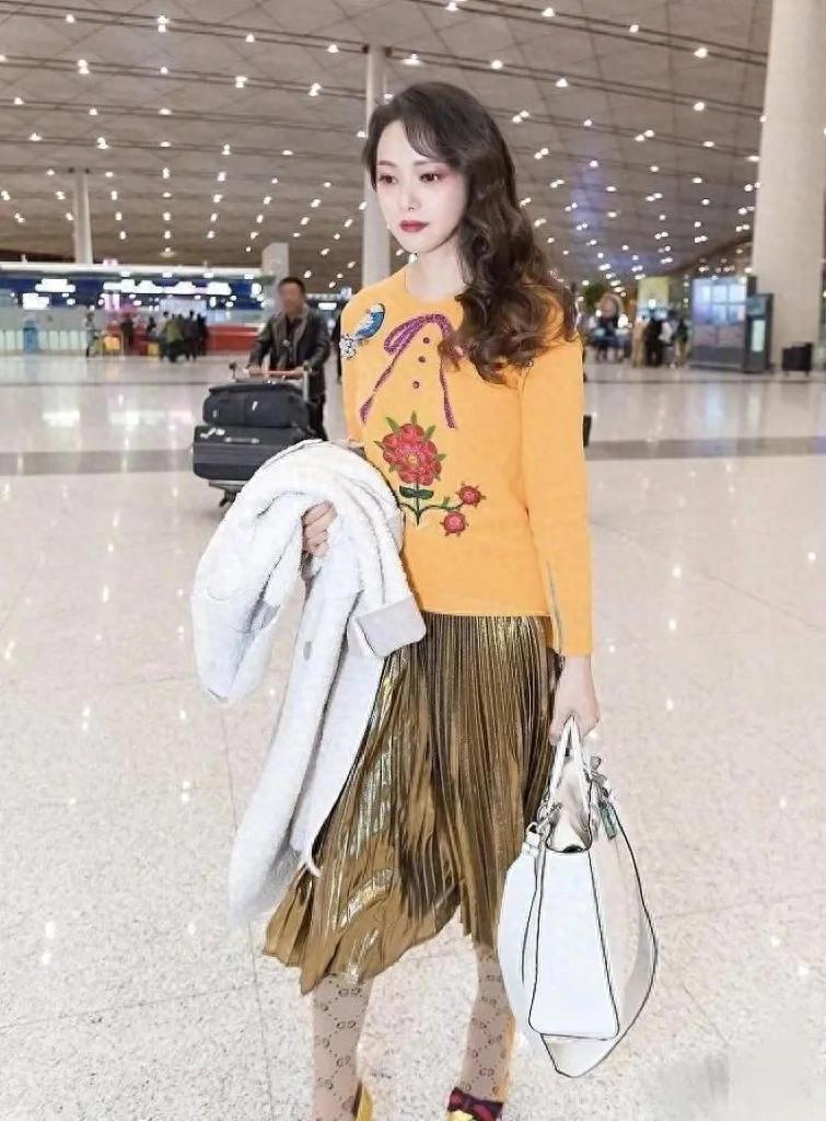 伊能静新烫了水波纹卷发真惊艳！穿提花毛衣金色半身裙，优雅！