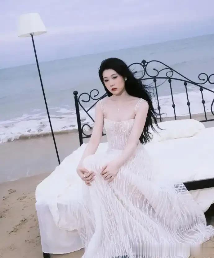 小沈阳女儿晒活动美照，穿抹胸裙配恨天高，高级脸养眼明星范超足