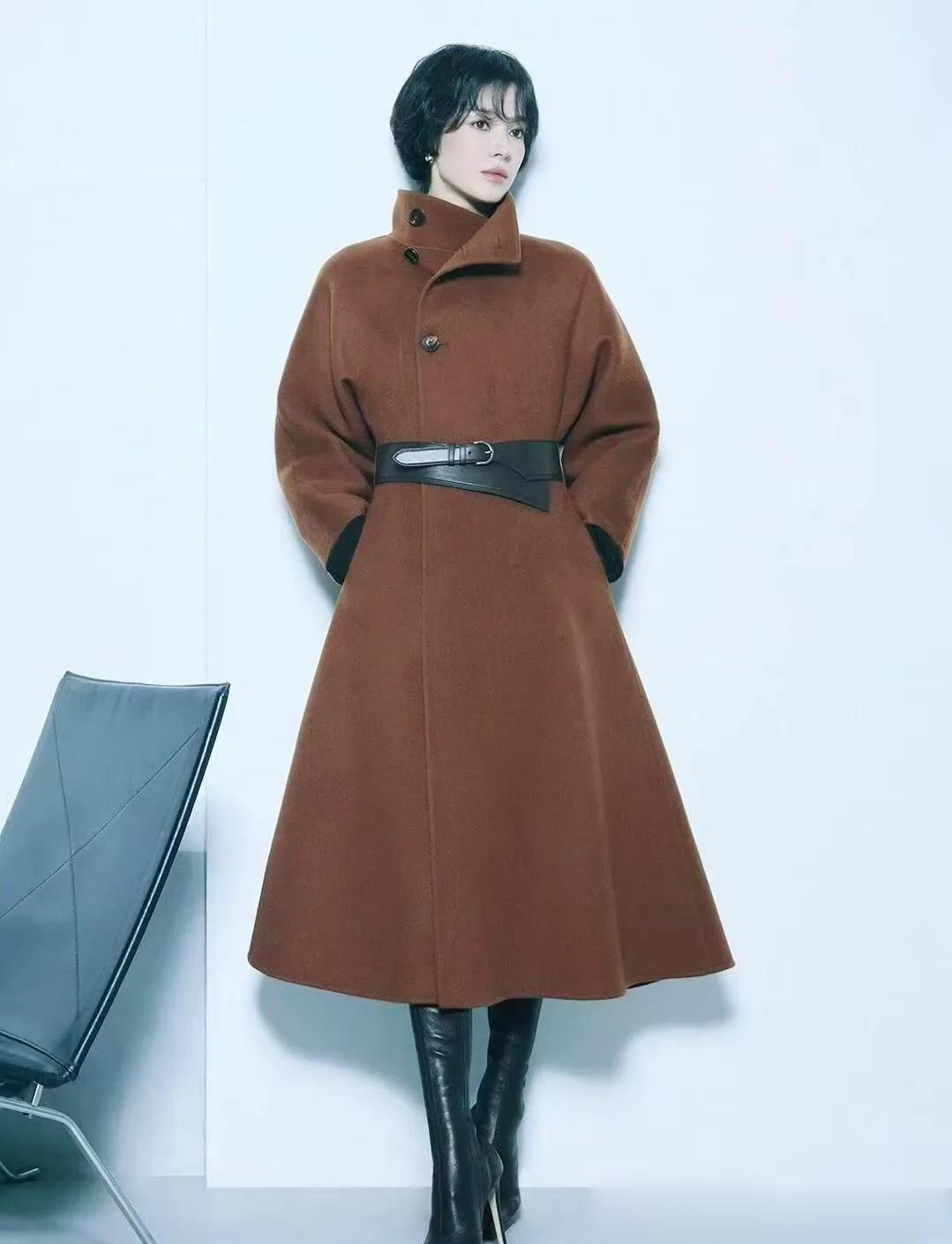 43岁宋慧乔剪短发美得更高级!穿焦糖棕大衣+长筒靴,时髦又洋气