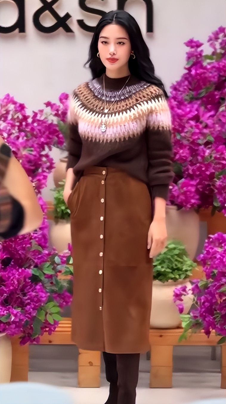 32岁杨采钰与34岁何超莲同框，一个惊艳一个秃头，没对比就没伤害