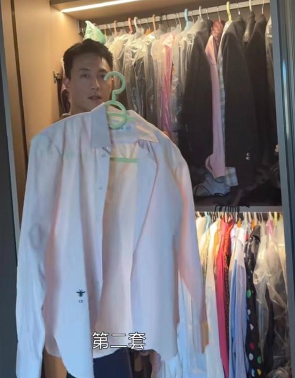 王灿晒杜淳给搭配的衣服！拖地牛仔裤配短袖和马甲，莫名的时尚感