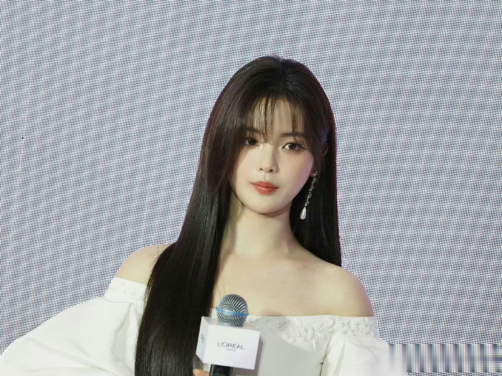 杨超越｜厉害的面部平整度…不管是路人偶遇还是他人合影都好出众