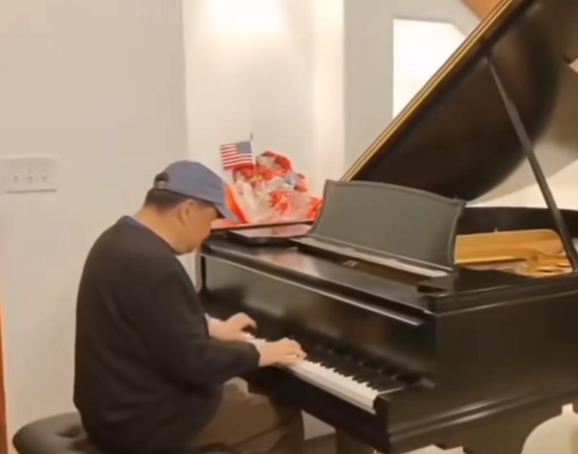 被曝美国过圣诞，关闭评论一言不发的姜昆，终不再顾忌所谓的体面