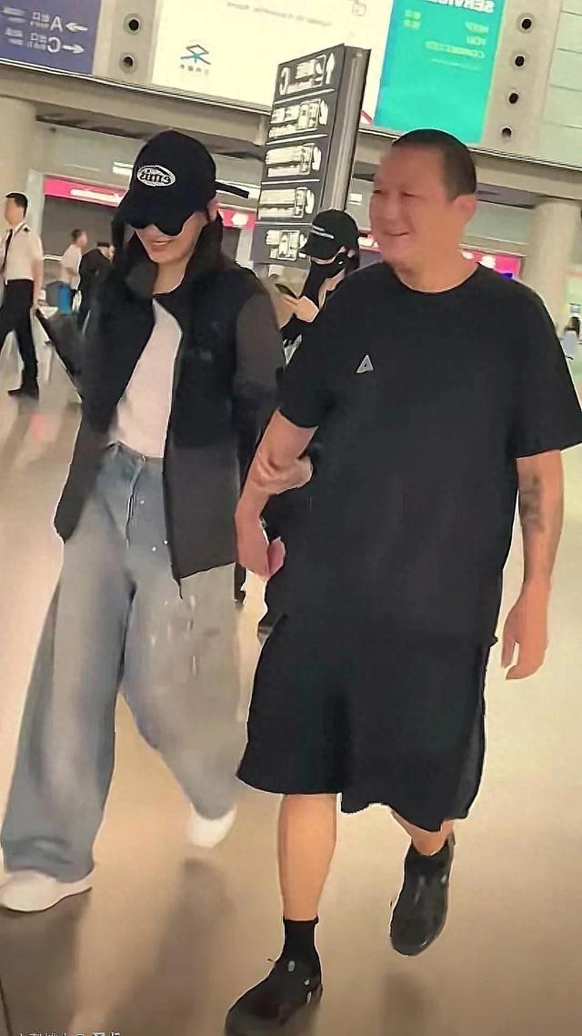 梅婷夫妇机场撒糖,曾剑寸头花臂大裤衩好突兀,两人一路打情骂俏