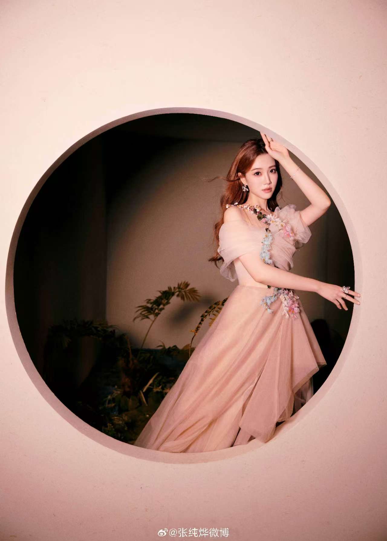 【浅粉蓬裙，勾勒恬静诗意的东方美学画面】——张纯烨