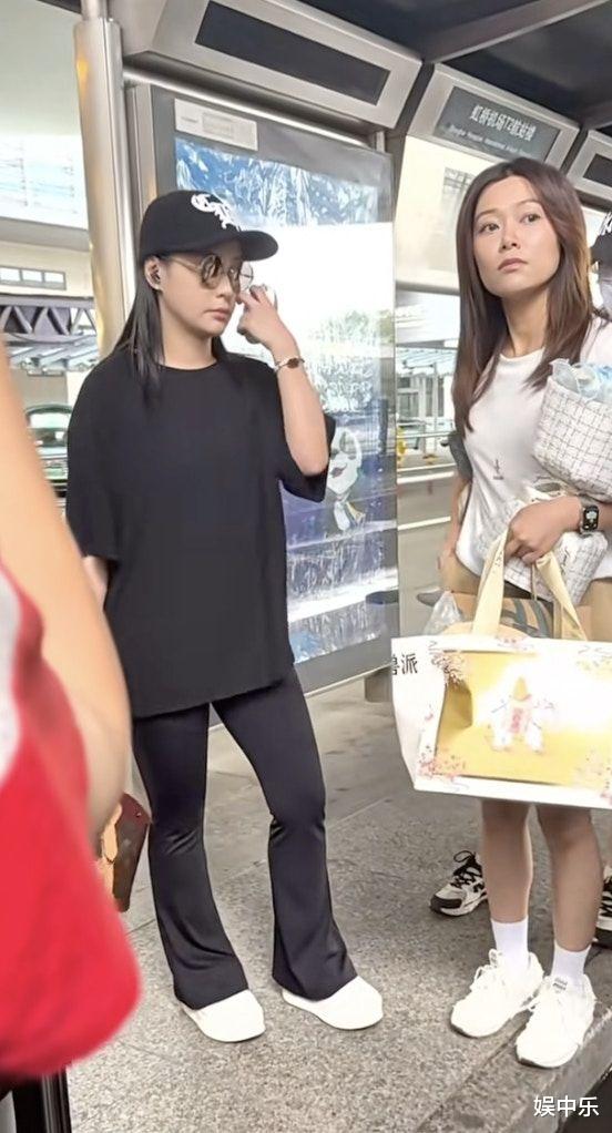 44岁阿娇上海机场提LV包，单身富婆钟欣潼仍想生娃