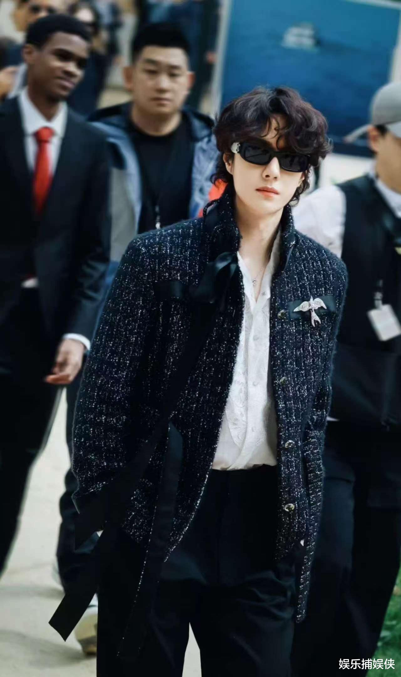 王一博走路视频火了，粉丝们纷纷点赞，快乐源泉找到了！