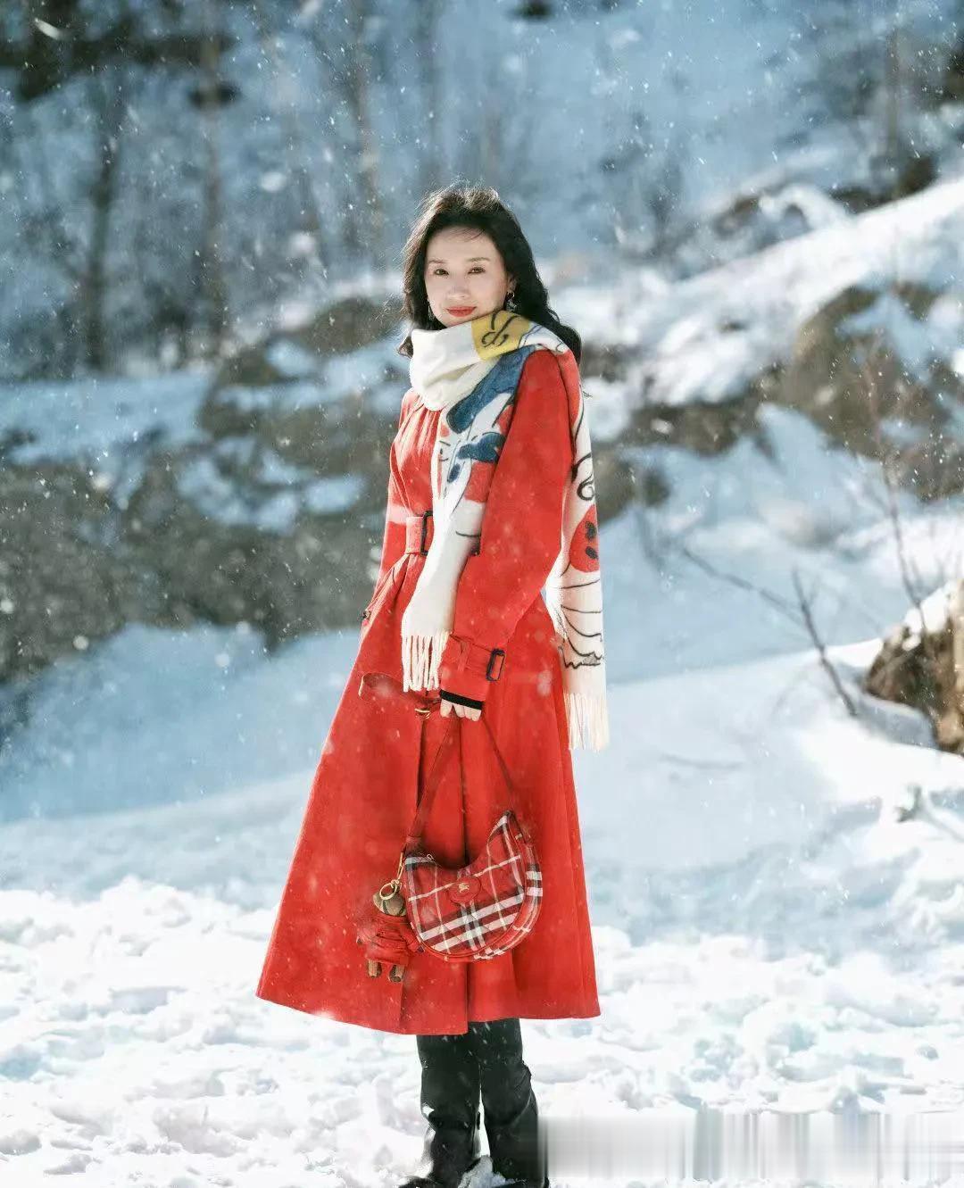 董洁恢复单身后状态大回春！穿红色风衣+围巾+长筒靴，高级又大气