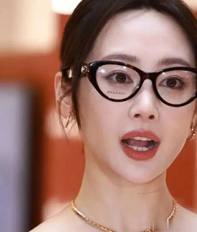 演员李纯近况曝光，脸肿馒化下巴疤痕深，5人狂炫酸笋吃一碗砂锅