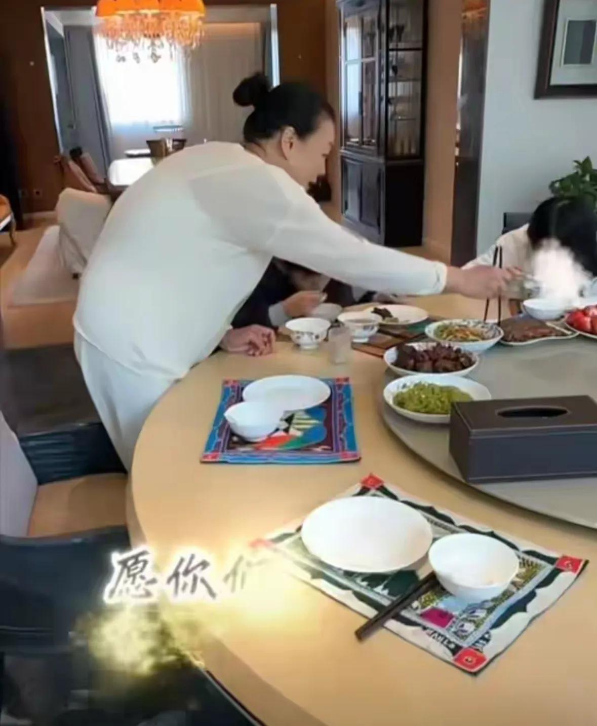 汪小菲陪马筱梅孕妇照!四肢纤细状态超级美,张兰在家带孙子孙女