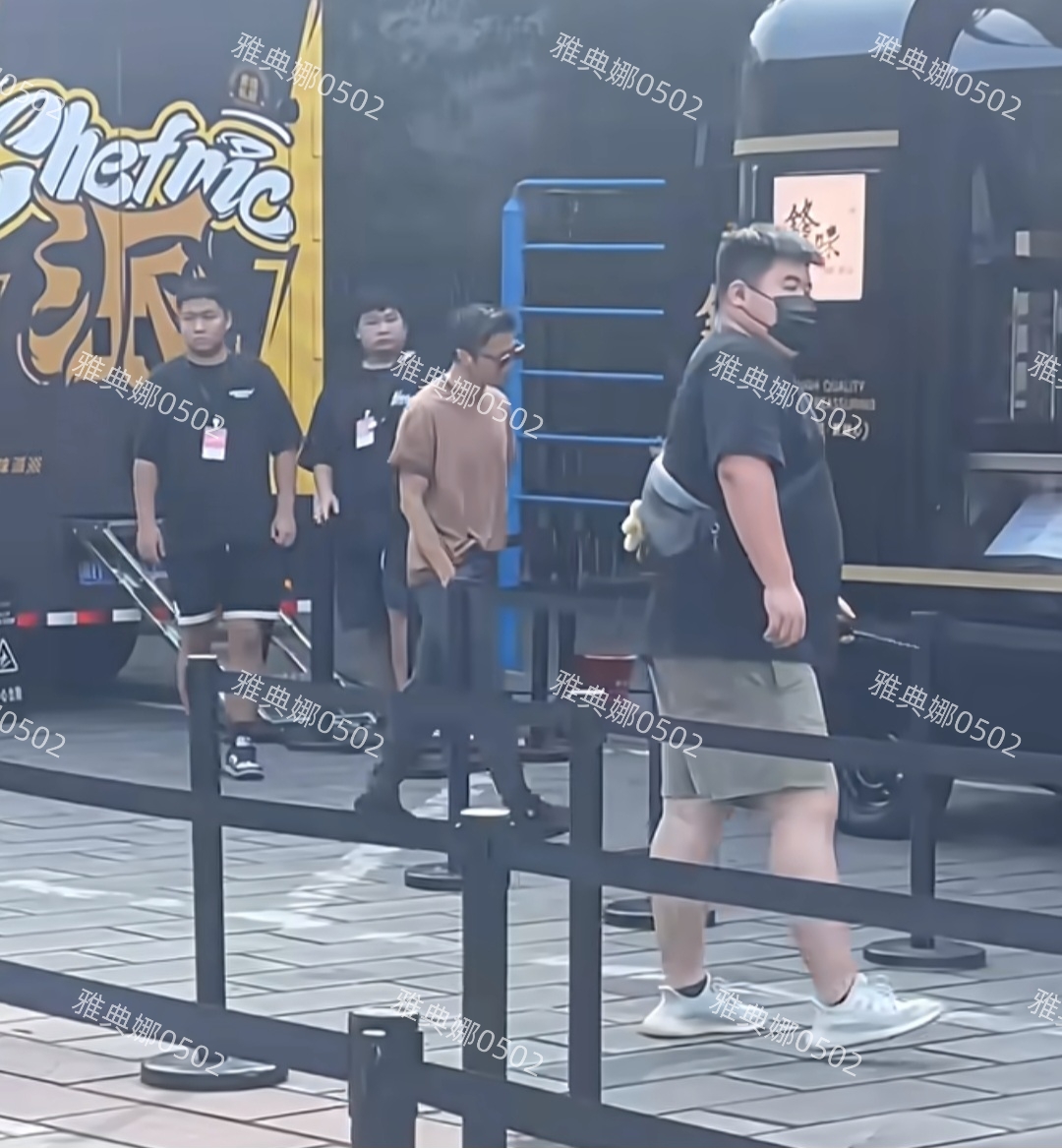 谢霆锋在舞台上很酷巨星范儿十足，本人却小小一只帅气年轻随和