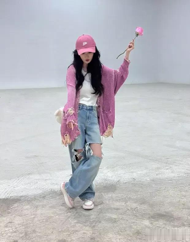 杨幂穿粉色上衣搭配破洞裤甜酷感拉满 手拿玫瑰温柔浪漫