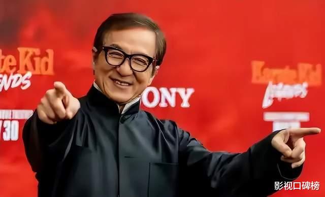 71岁成龙近照曝光，乘私人飞机跨国看球赛，打扮低调气场很强大